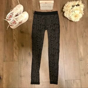 Apt. 9 leggings!! Size small, snake skin pattern.